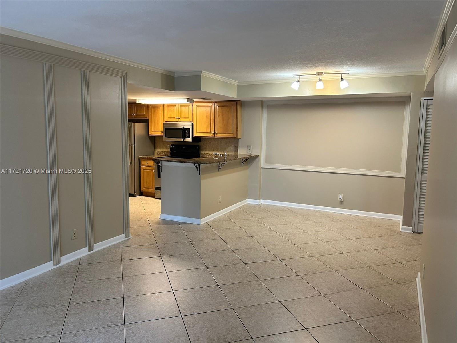 Convenient  first floor 2 bedroom 2 Baths recently painted condo in Lakes at jacaranda , close to supermarket , park, schools , mall. access to clubhouse, pool.