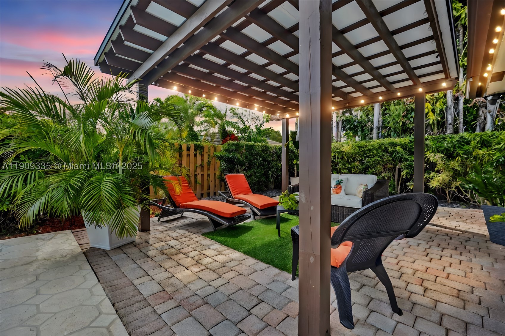 HAMMOCKS SHORES 3RD ADDN - Residential
