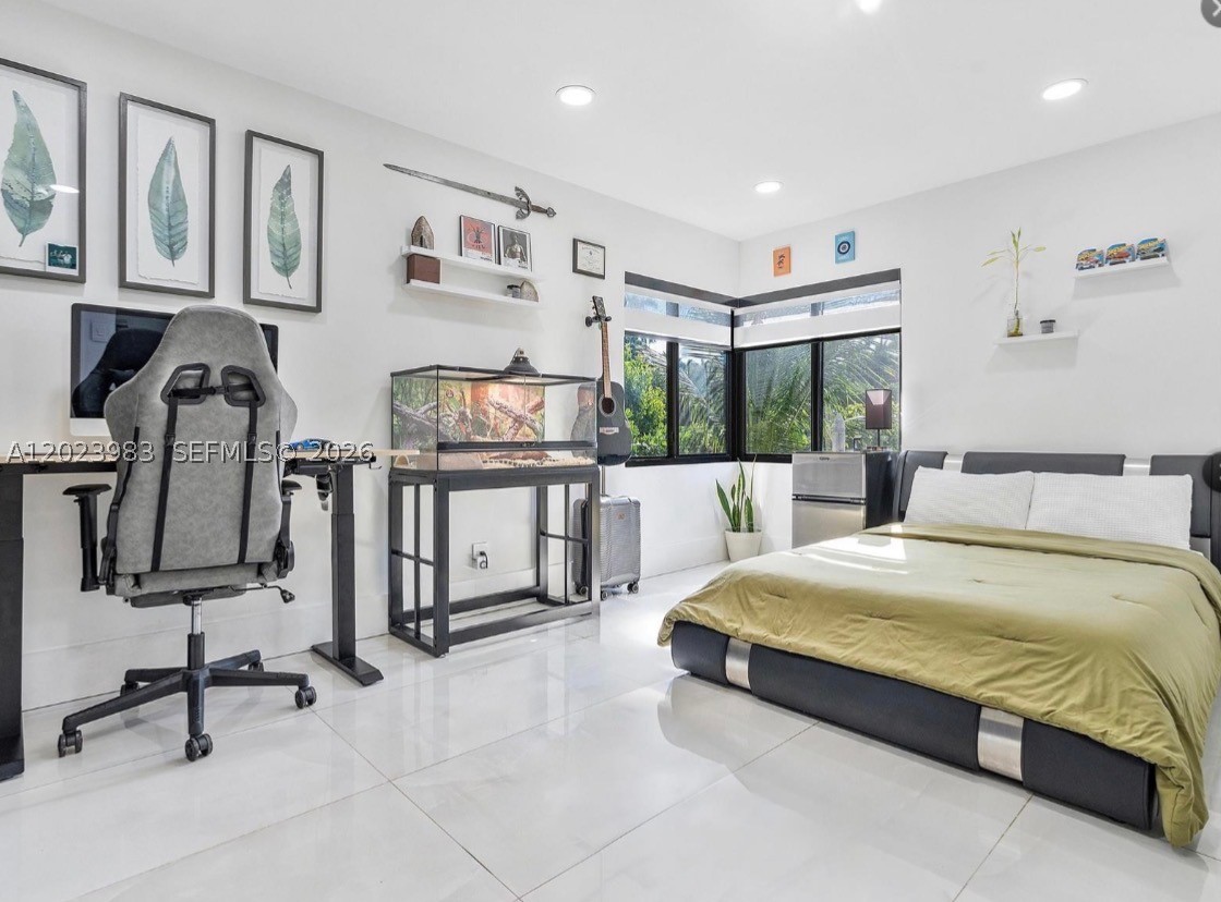 HOLLYWOOD LAKES SECTION - Residential