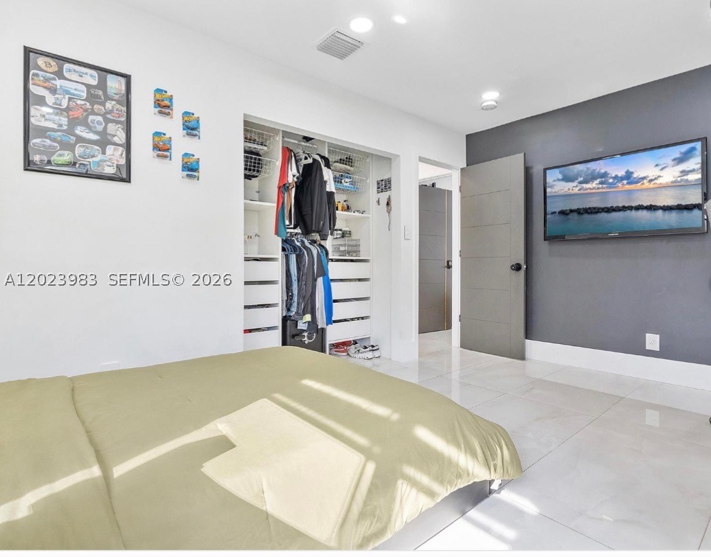 HOLLYWOOD LAKES SECTION - Residential