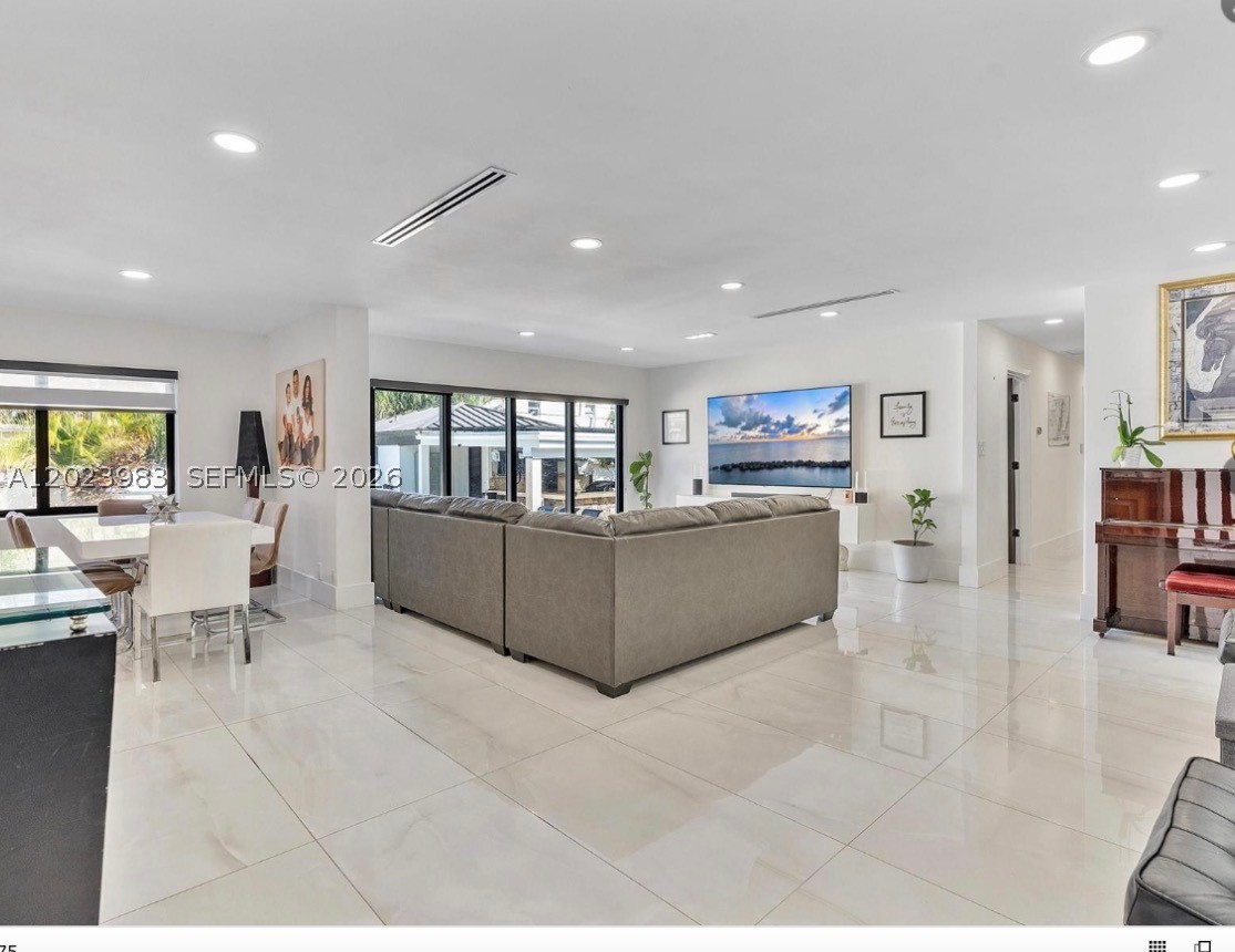 HOLLYWOOD LAKES SECTION - Residential