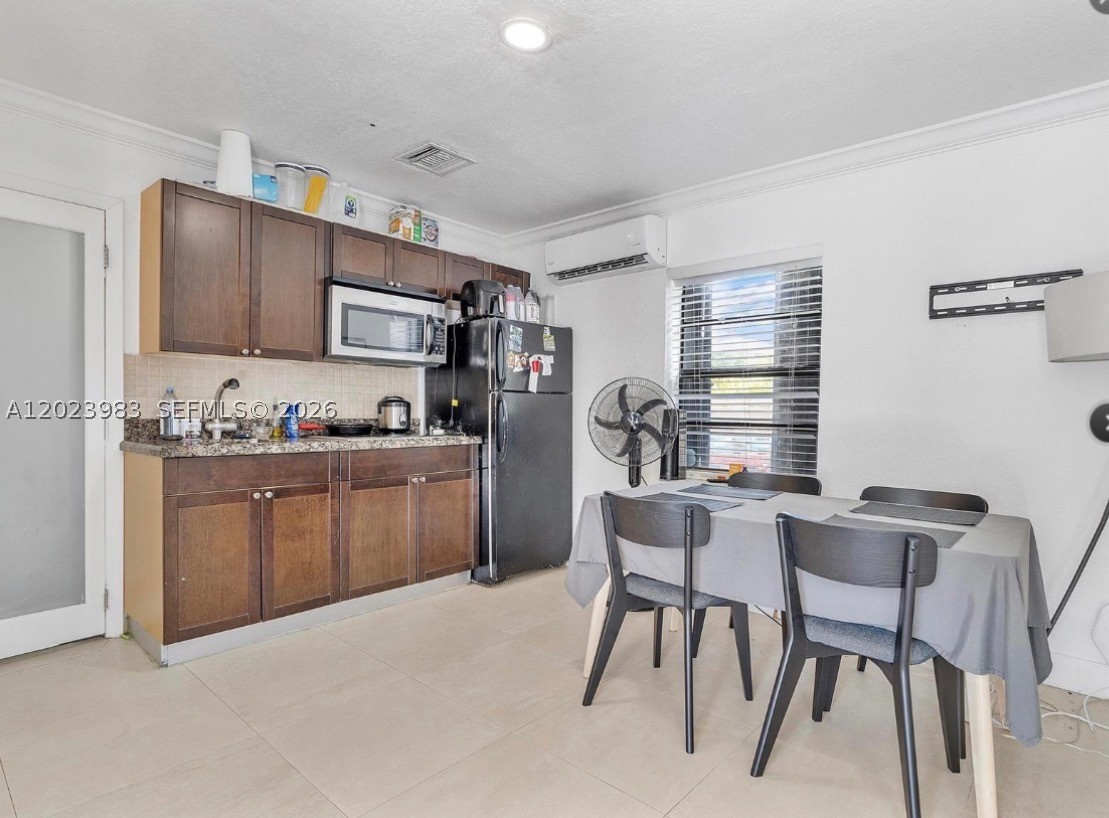 HOLLYWOOD LAKES SECTION - Residential