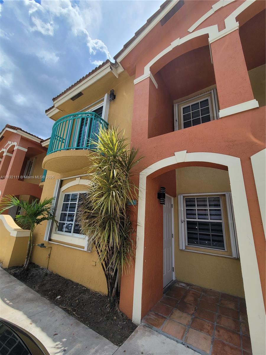 Great Investment Opportunity!
This income-producing townhouse offers exceptional value and space in a centrally located neighborhood. Recently updated, the property features two brand-new bathrooms, modern flooring, and high-impact sliding doors for added security and style. Durable aluminum terrace and newer appliances throughout.
Currently rented with reliable tenants in place, please do not disturb occupants. A fantastic opportunity for investors seeking consistent and immediate rental income.