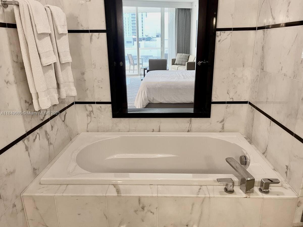 FONTAINEBLEAU III OCEAN C - Residential