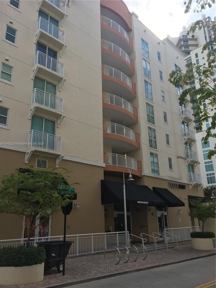 BEAUTIFUL ONE BEDROOM, ONE BATH IN DOWNTOWN DADELAND ON TOP FLOOR. HIGH CEILINGS, GRANITE COUNTER TOPS, SS APPLIANCES, TILE THROUGHOUT, WASHER/DRYER IN UNIT, IMPACT GLASS, 1 ASSIGNED PARKING IN GARAGE. CONVENIENTLY LOCATED ACROSS FROM DADELAND MALL. WALK TO SHOPS, RESTAURANTS AND METRORAIL. POOL and GYM.