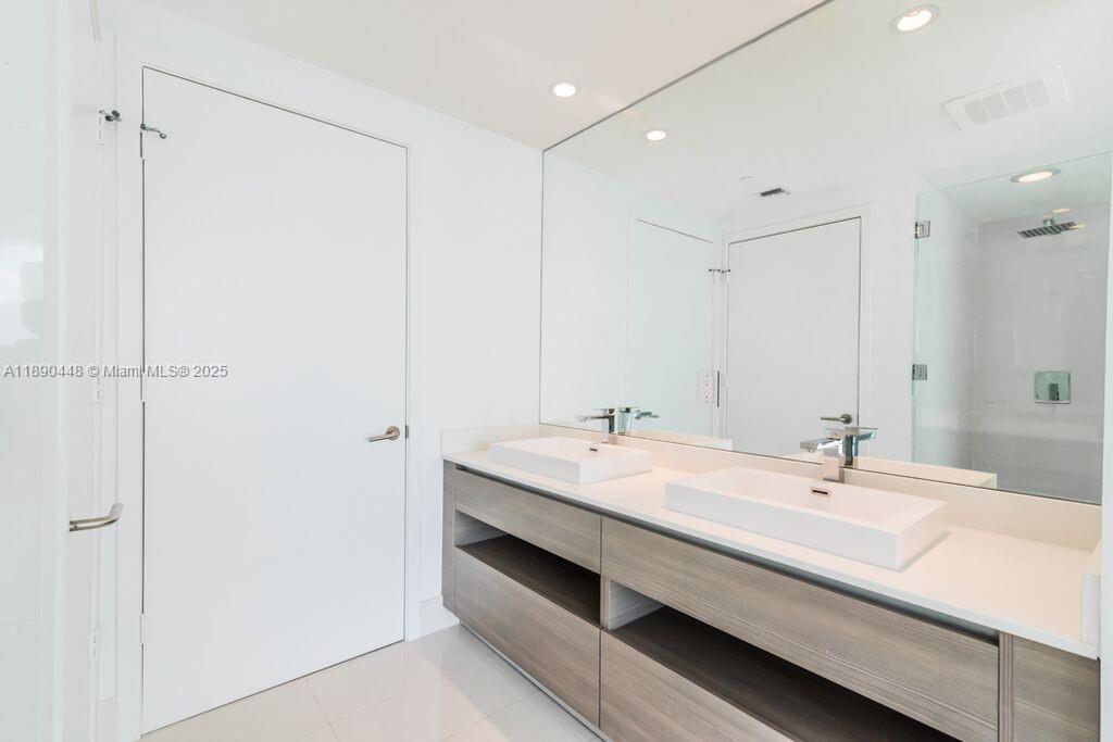 ICON BAY CONDO - Residential Lease
