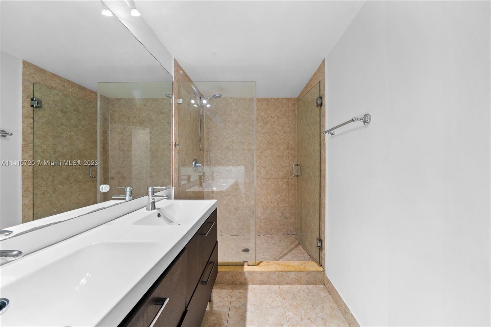 PORTO BELLAGIO CONDO - Residential