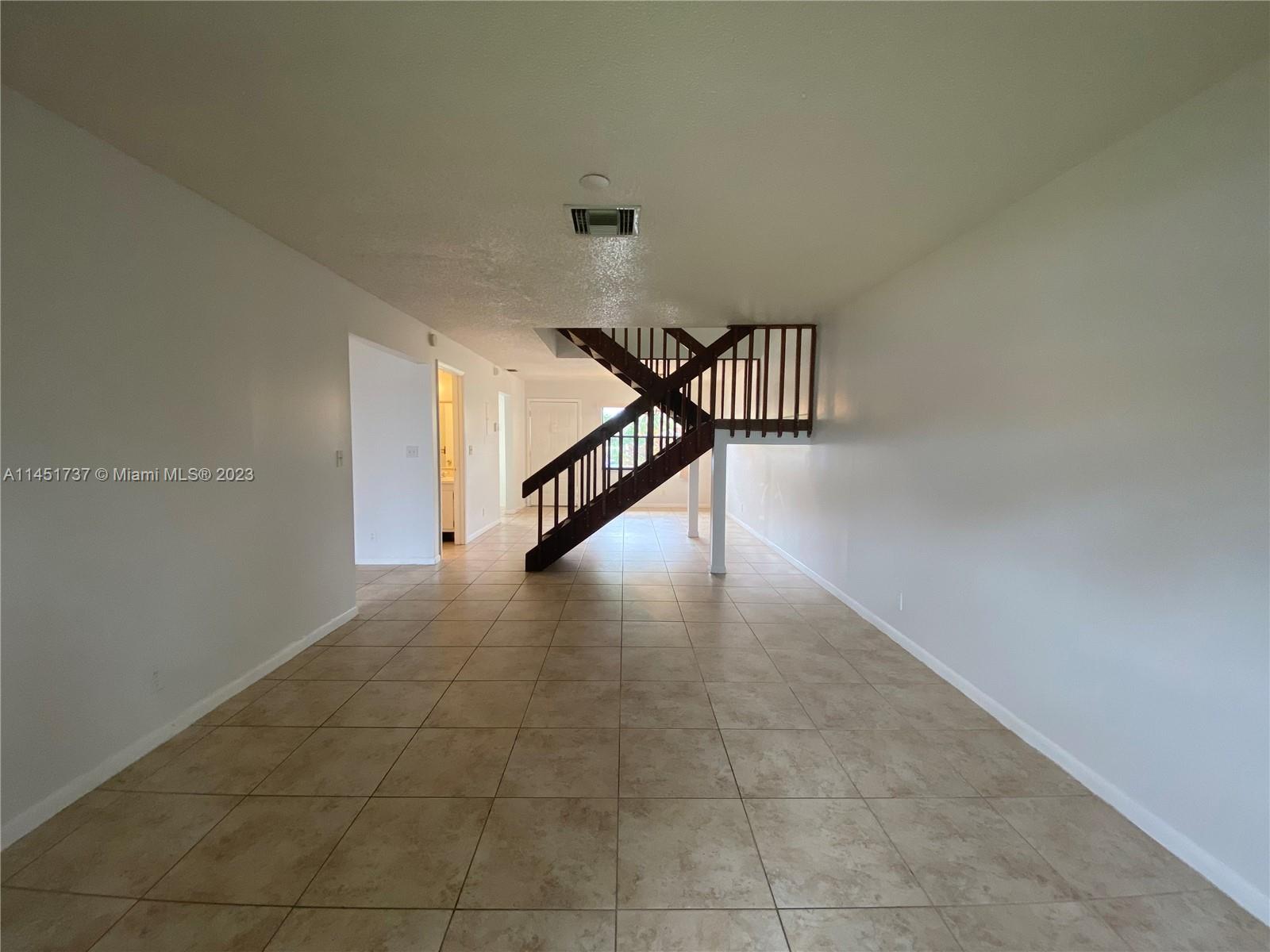 COUNTRY LAKE - Residential
