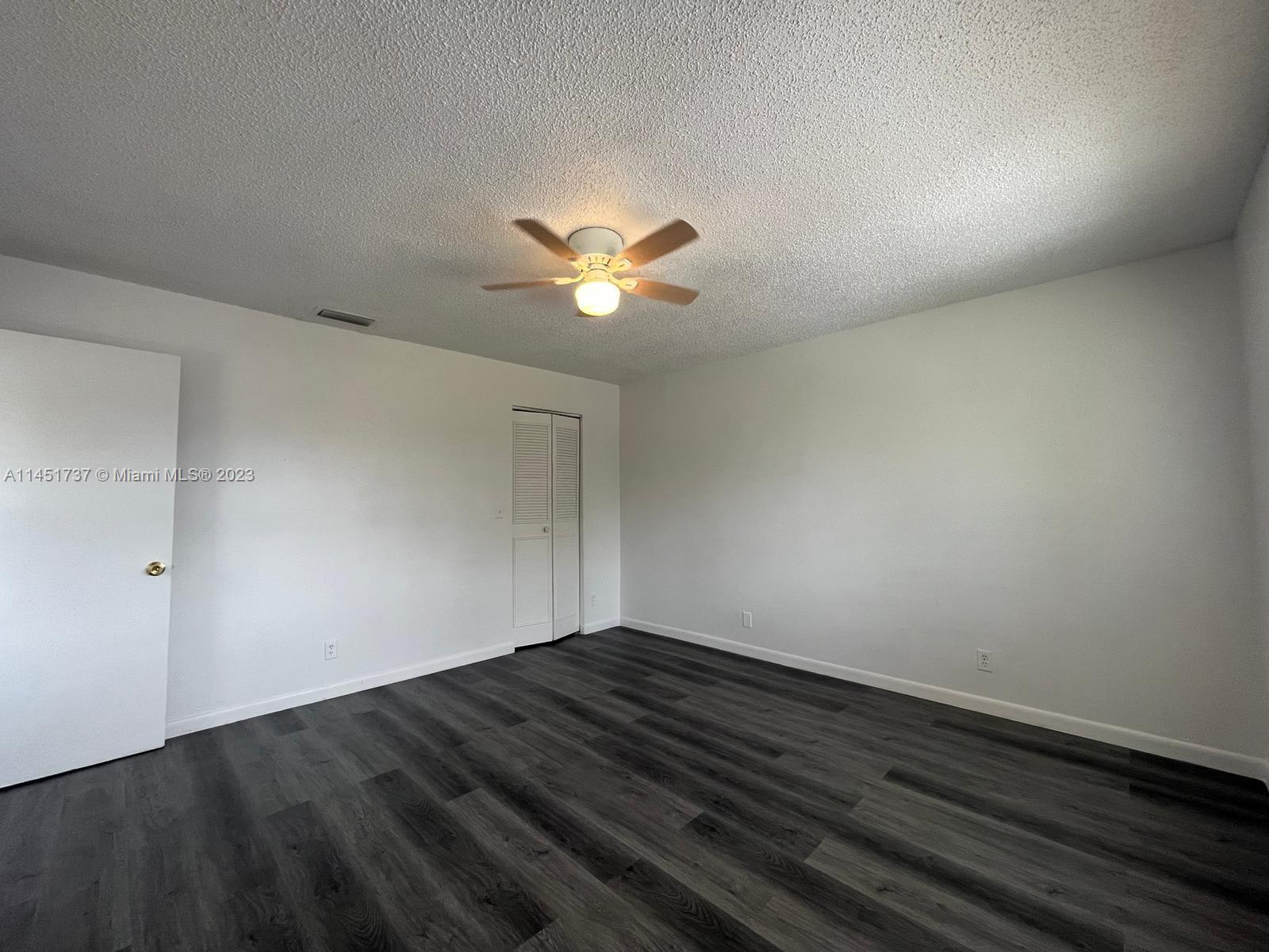 COUNTRY LAKE - Residential