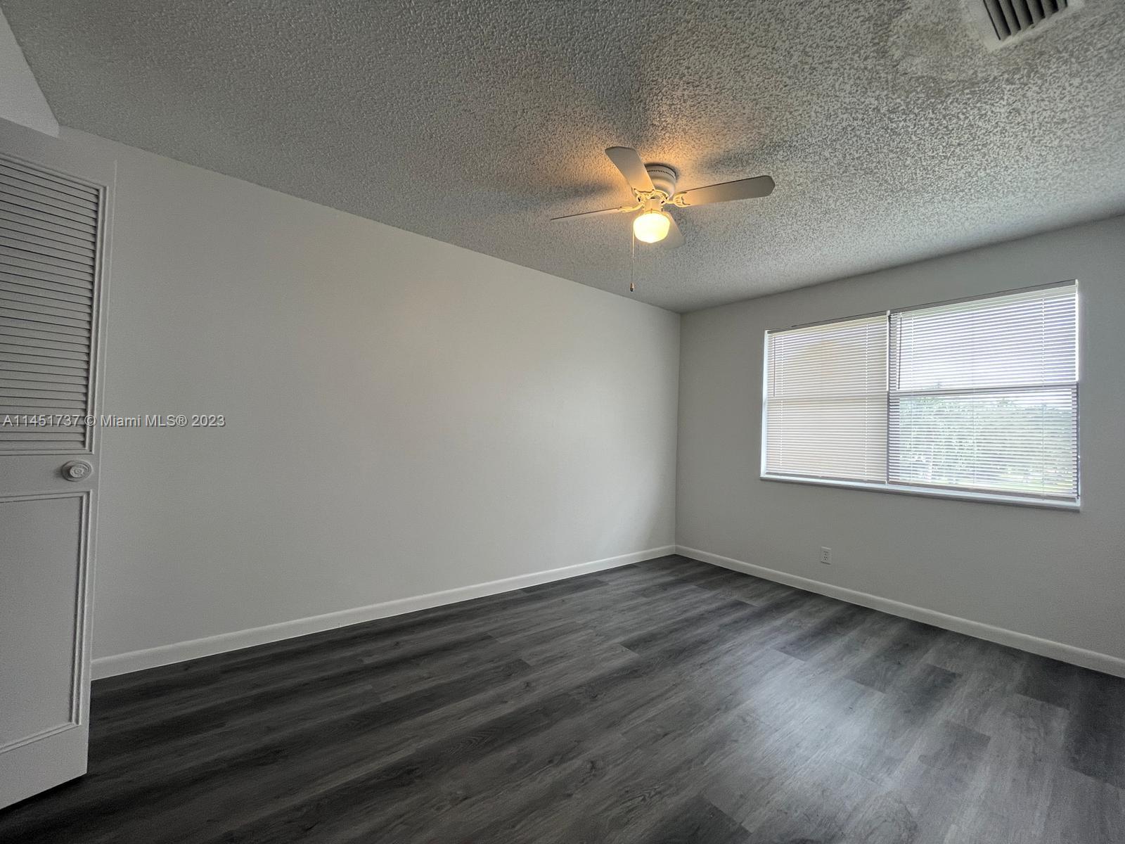 COUNTRY LAKE - Residential
