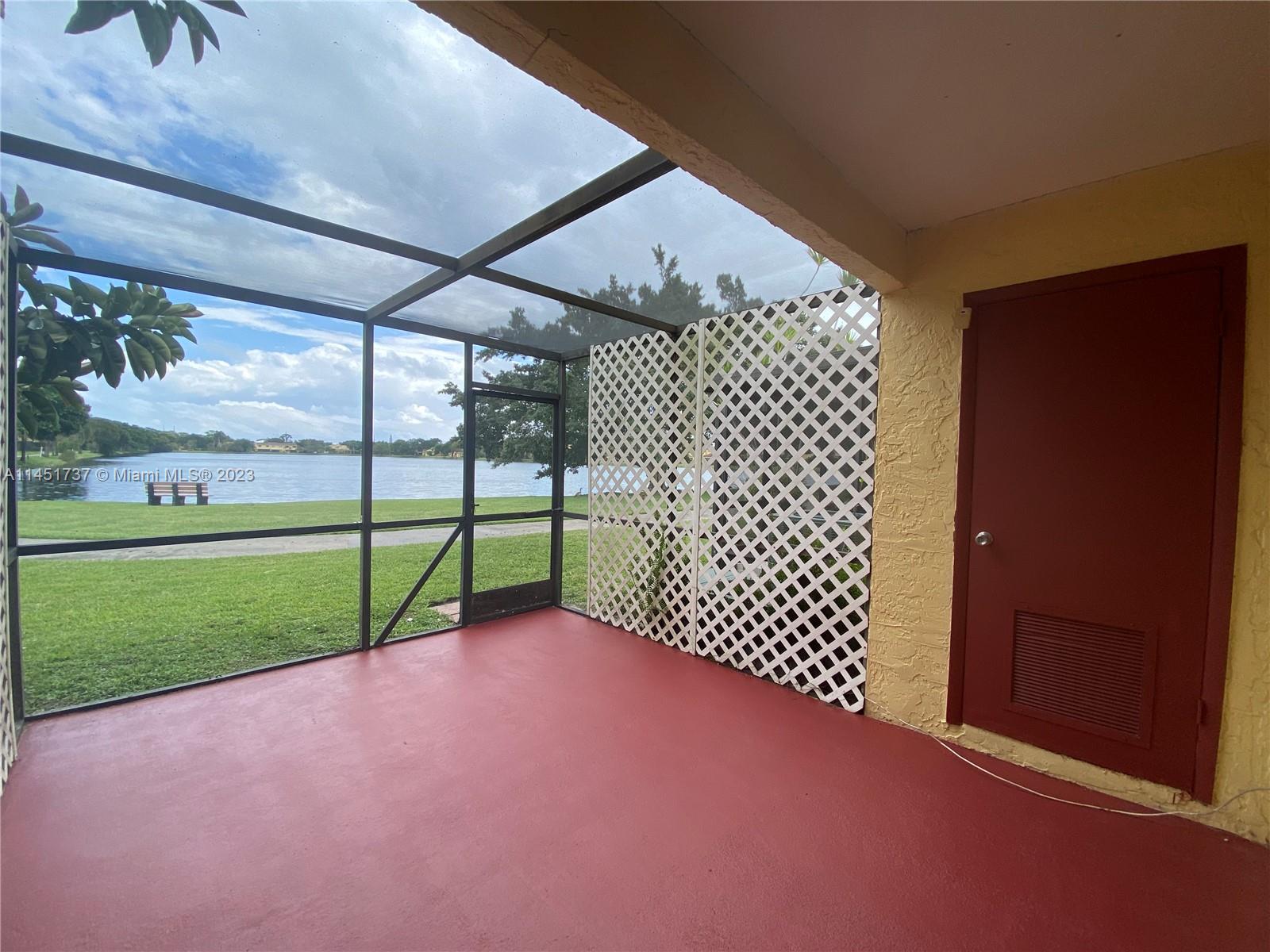 COUNTRY LAKE - Residential
