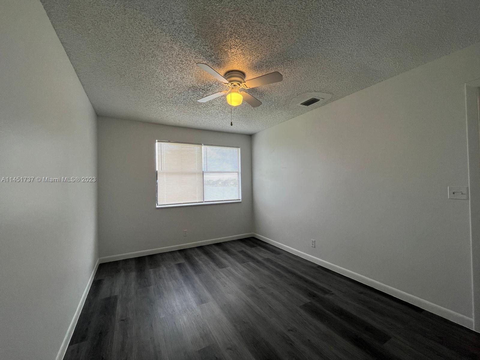COUNTRY LAKE - Residential