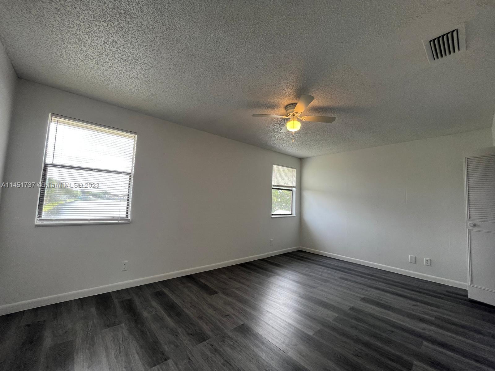 COUNTRY LAKE - Residential
