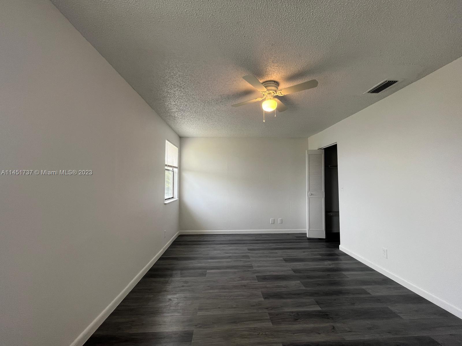 COUNTRY LAKE - Residential