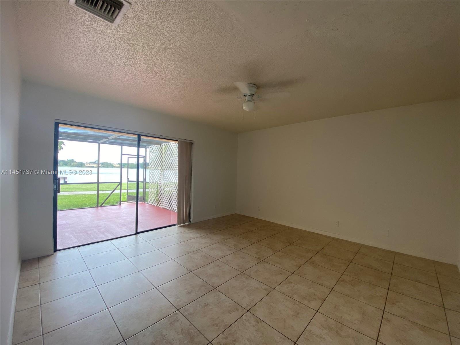 COUNTRY LAKE - Residential