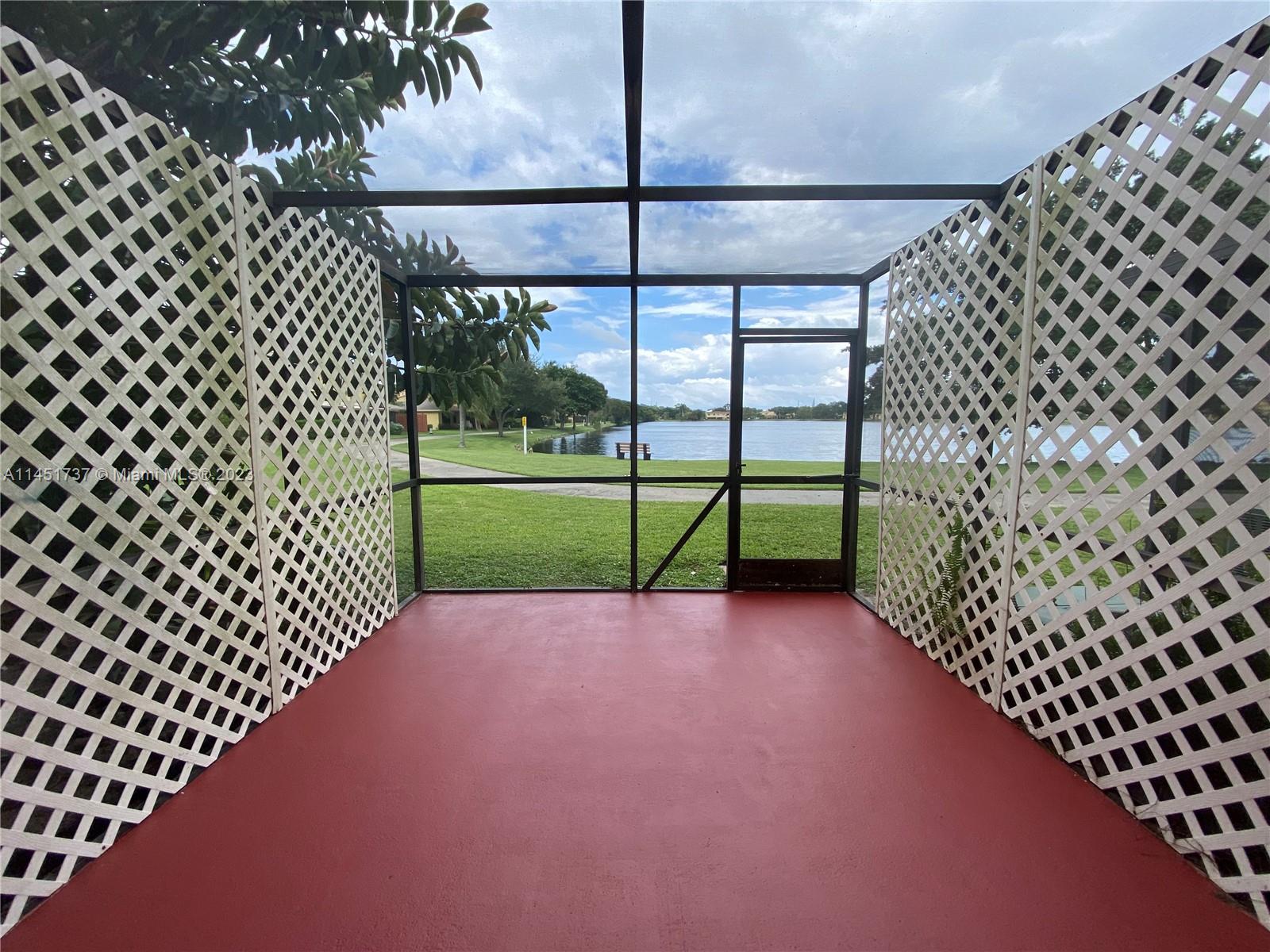 COUNTRY LAKE - Residential