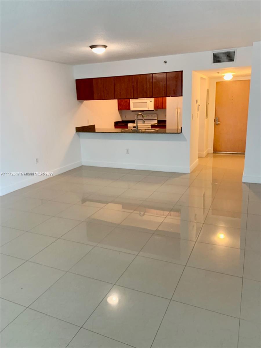 Spacious 1bed/1bath apartment in the heart of Brickell. Beautiful city and Biscayne Bay views, hard wood kitchen cabinets with granite countertop, porcelain floors, washer/dryer, oversized balcony of 275 sqft. SHORT TERM RENTALS ALLOWED!
Amenities include 2 pools, whirlpool, cardio and weights gyms, yoga room, children’s play area, business center, playroom (ping pong, billiard, etc), party room, steam room, onsite management, 24/7 doorman, valet parking. 
Walking distance to shops, restaurants, bay boardwalk, Brickell Key, Mary Brickell Village, and Brickell City Center.