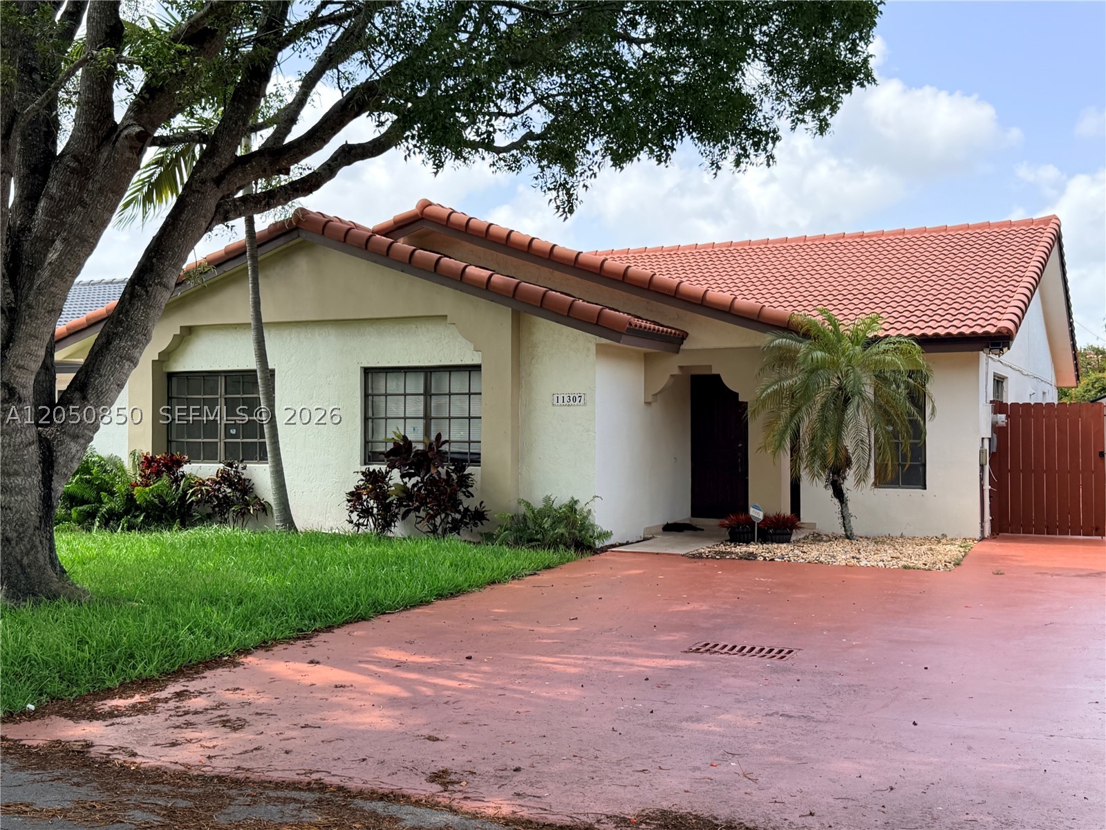 SUNSET MANSIONS - Residential Lease