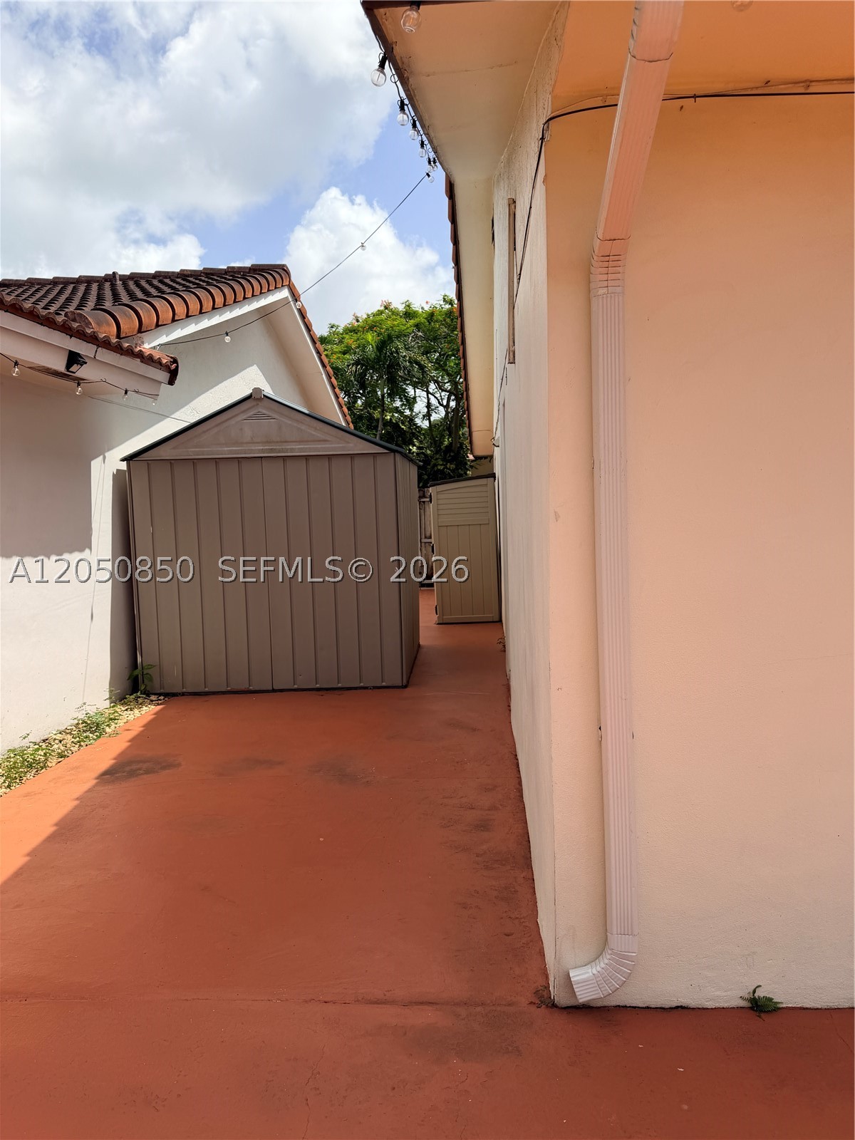 SUNSET MANSIONS - Residential Lease