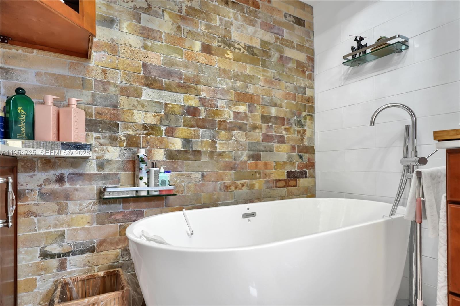 NEW LAND GARDENS CONDO - Residential