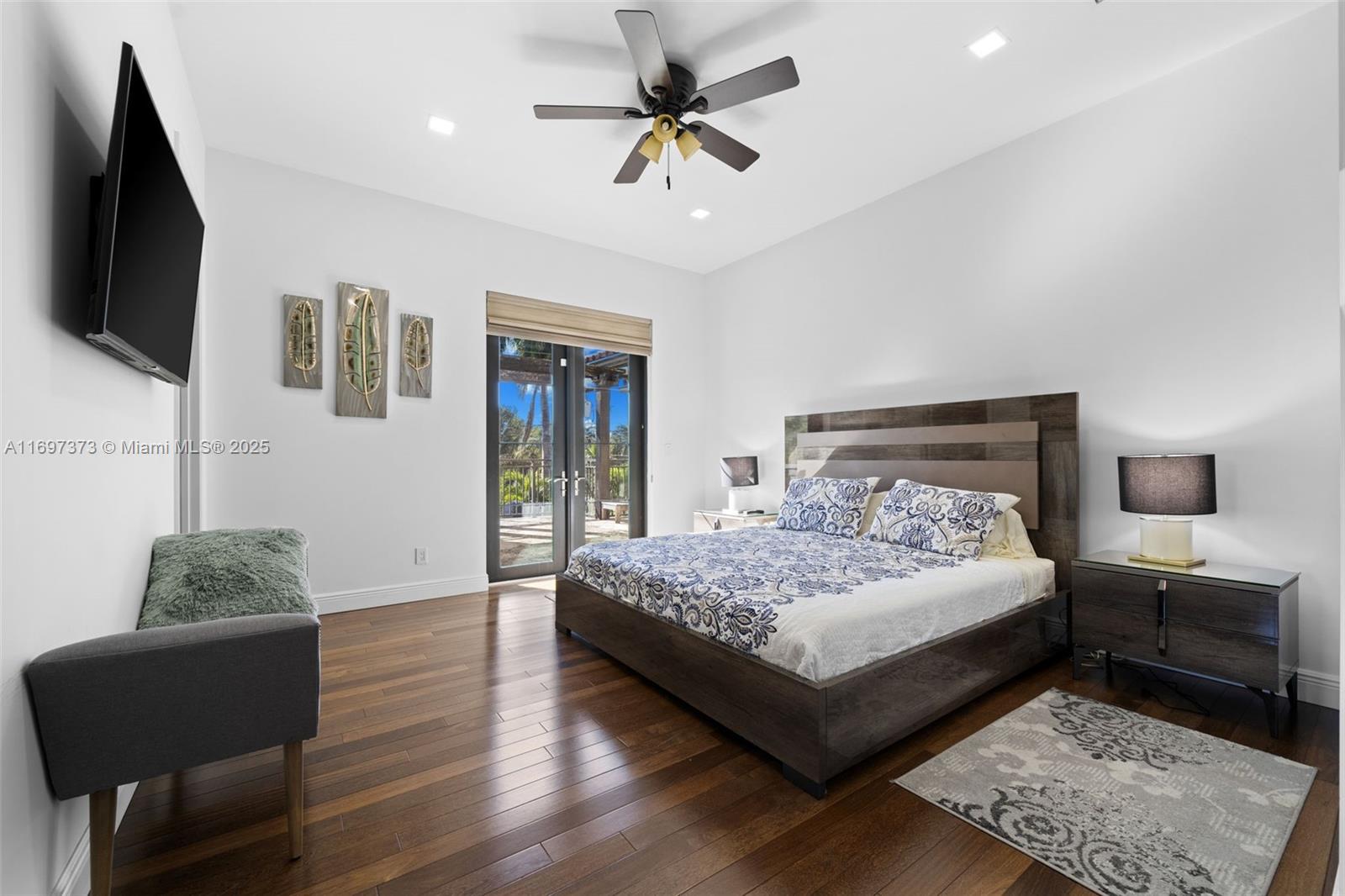 HOLLYWOOD LAKES SECTION - Residential