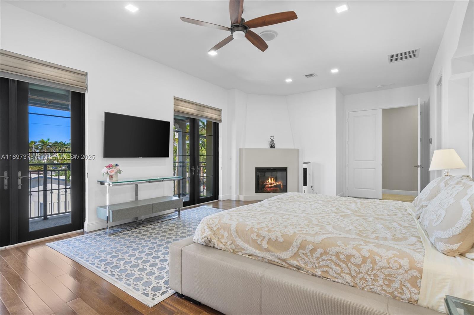 HOLLYWOOD LAKES SECTION - Residential