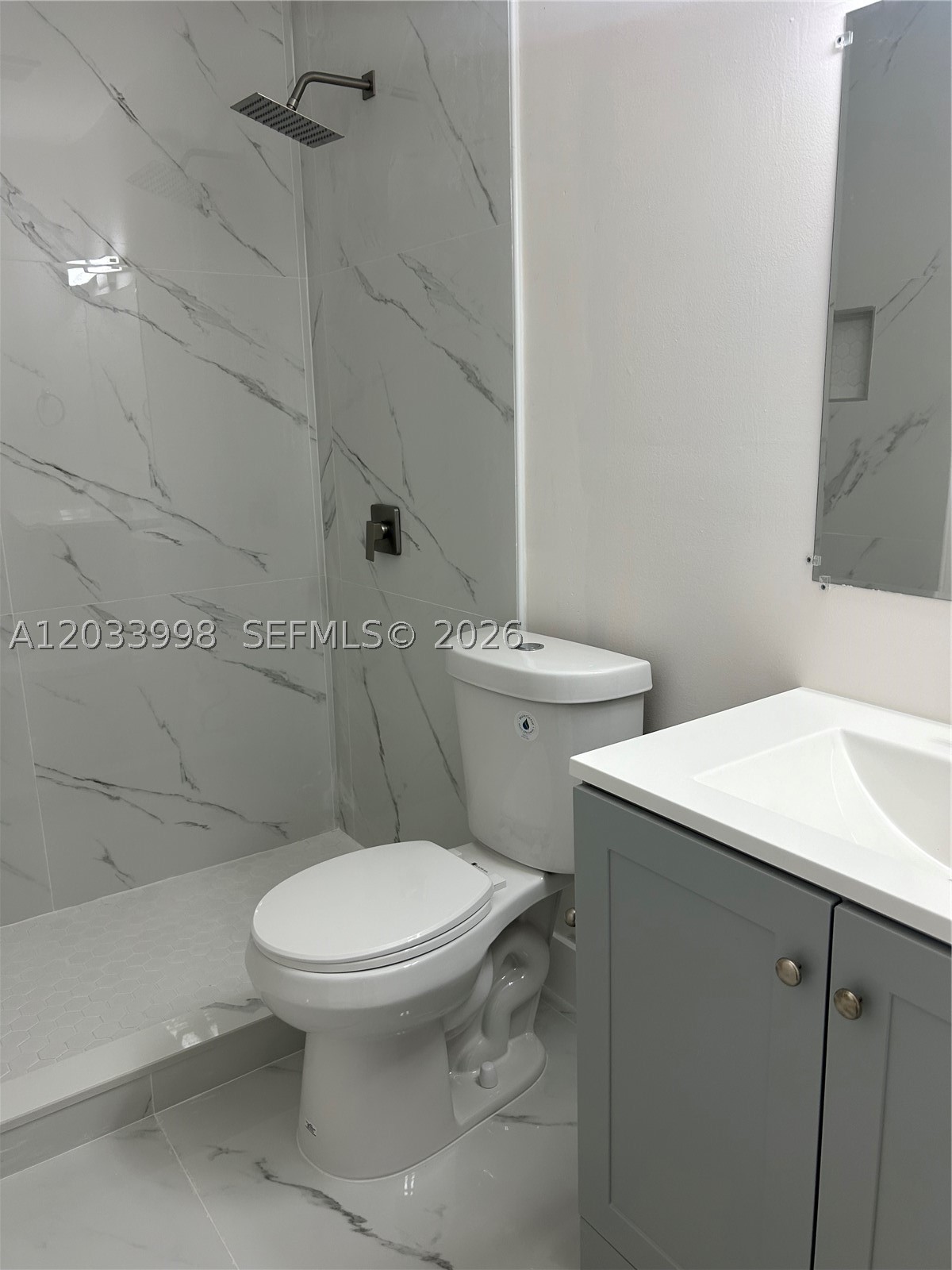 LES CHATEAUX AT INT GARDE - Residential Lease