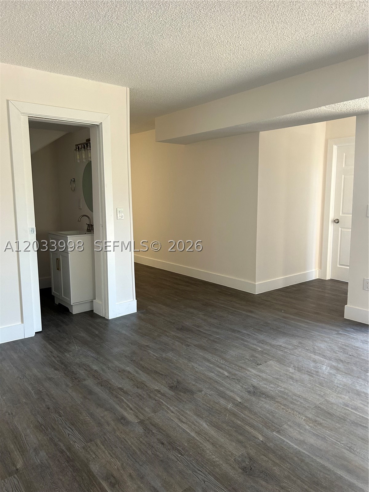 LES CHATEAUX AT INT GARDE - Residential Lease