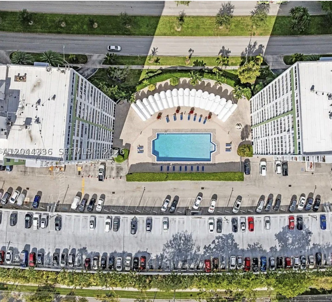 BAYVIEW TOWERS CONDO SOUT - Residential