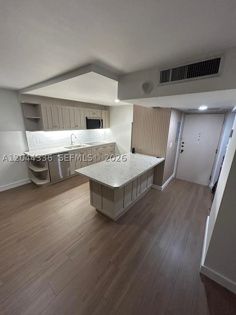 BAYVIEW TOWERS CONDO SOUT - Residential