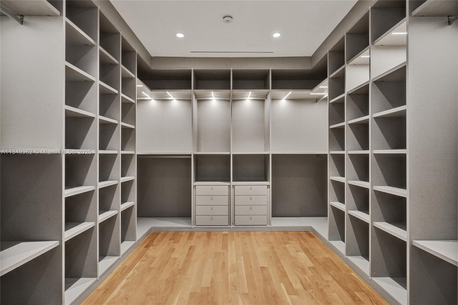 GOLDEN BEACH SEC C - Residential