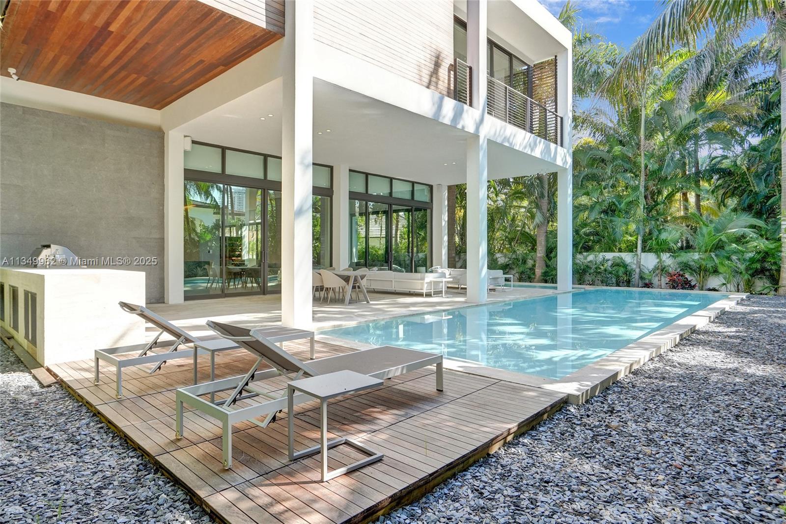 GOLDEN BEACH SEC C - Residential