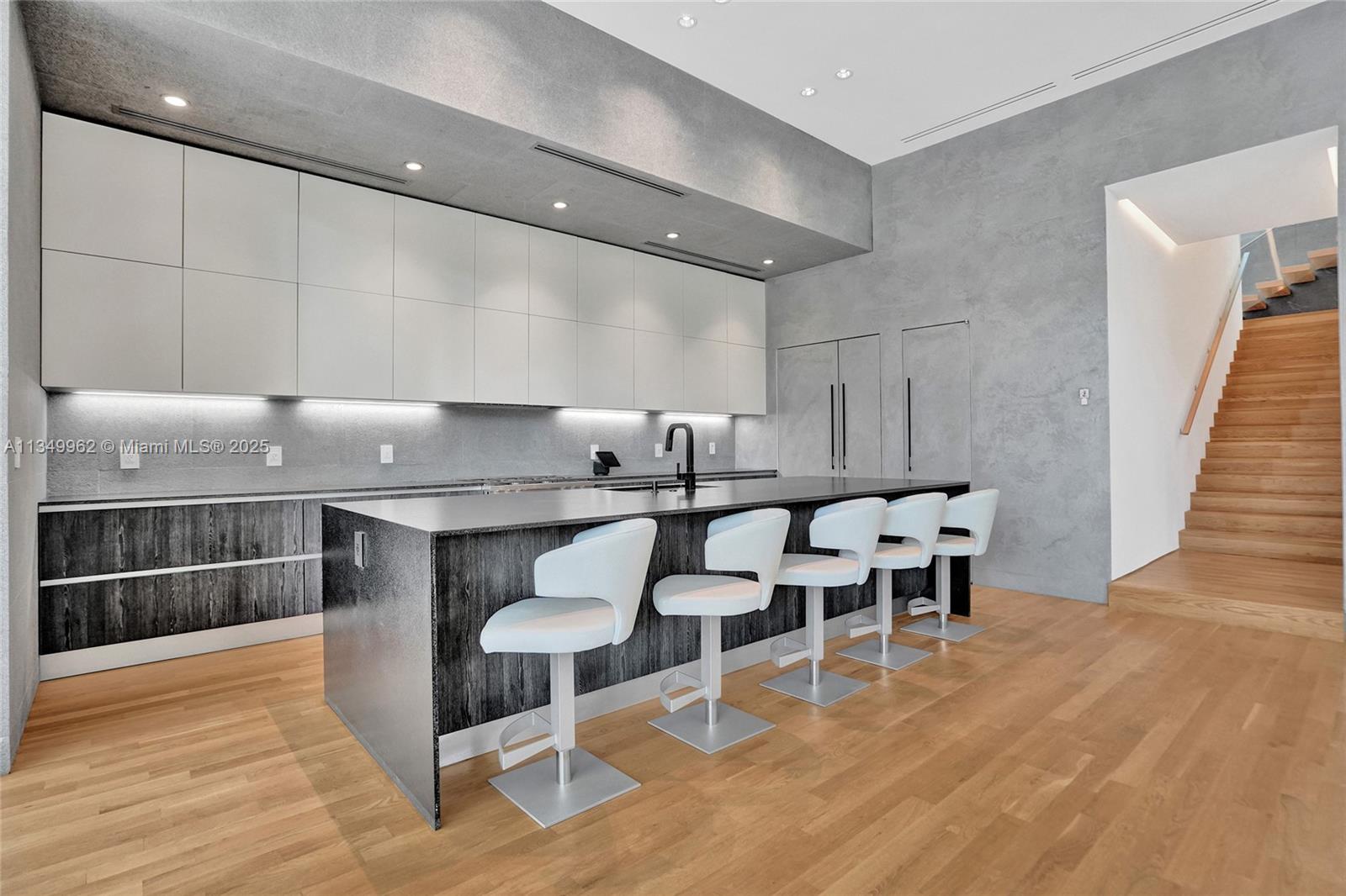 GOLDEN BEACH SEC C - Residential
