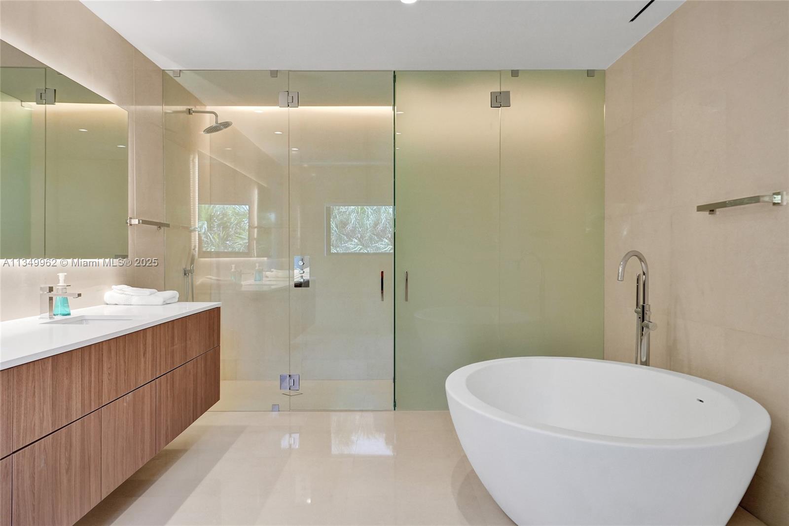 GOLDEN BEACH SEC C - Residential