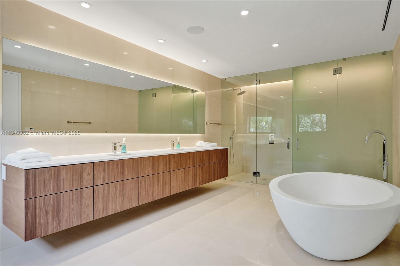 GOLDEN BEACH SEC C - Residential