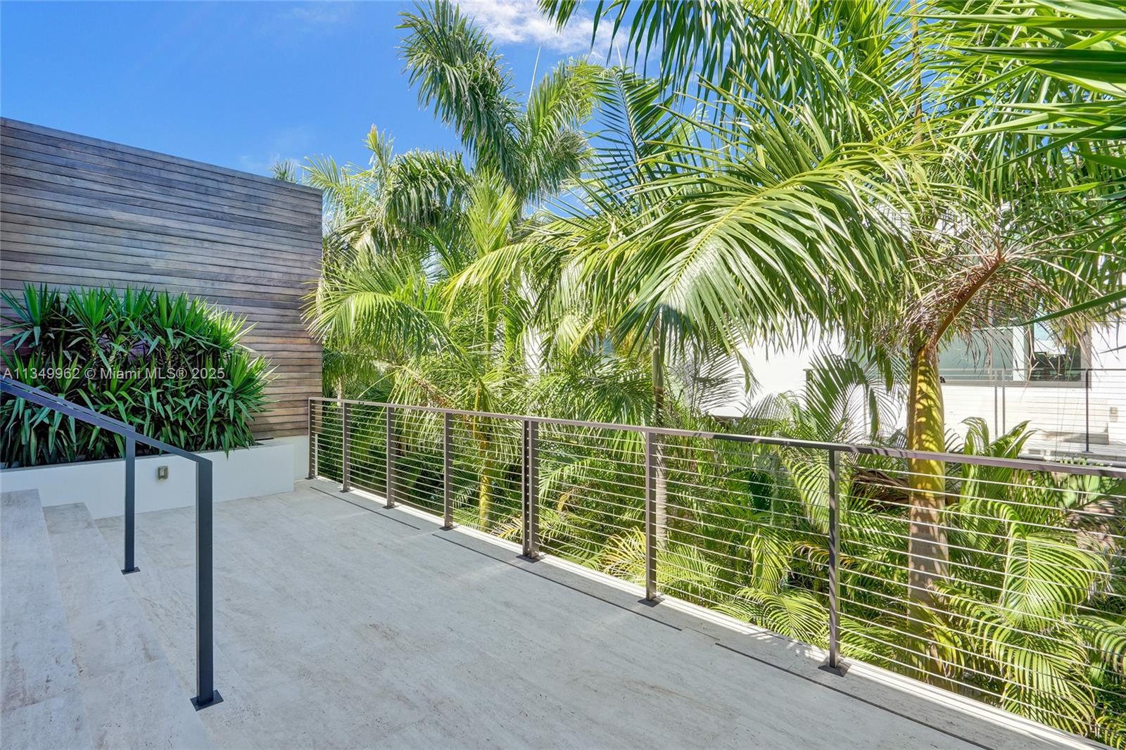 GOLDEN BEACH SEC C - Residential