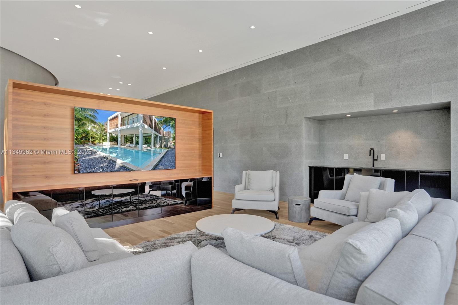 GOLDEN BEACH SEC C - Residential
