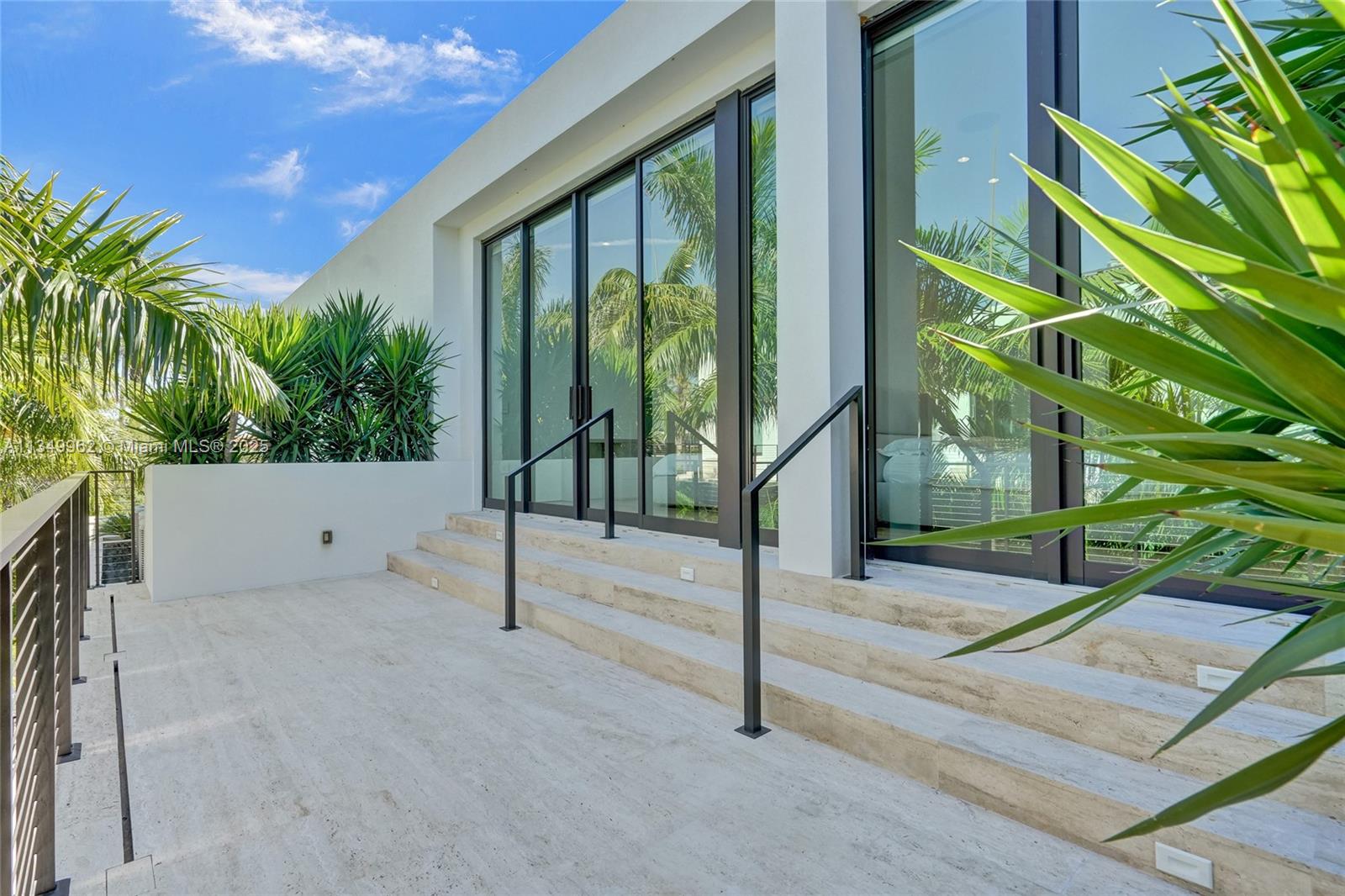 GOLDEN BEACH SEC C - Residential