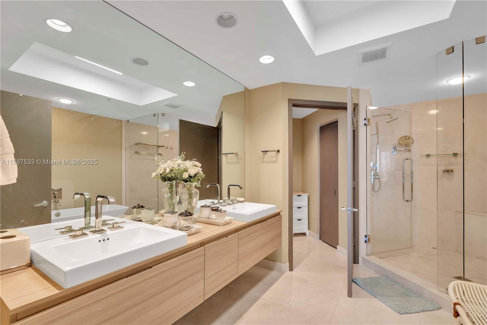 MARINA PALMS RESIDENCES - Residential