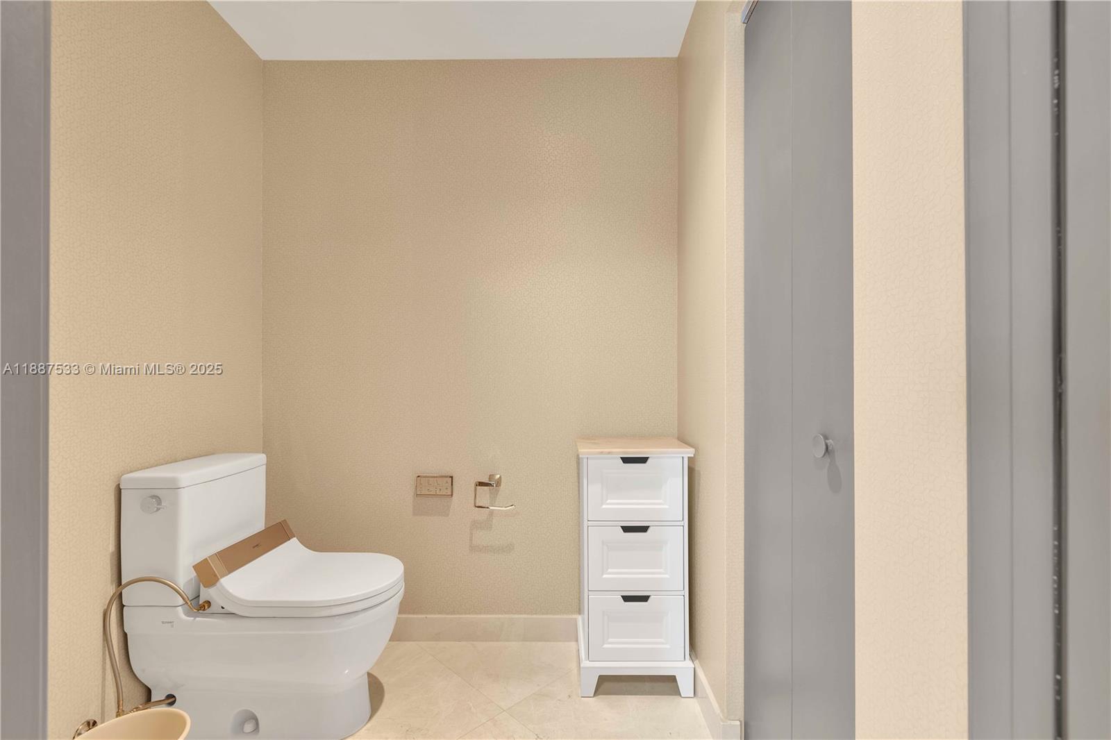 MARINA PALMS RESIDENCES - Residential