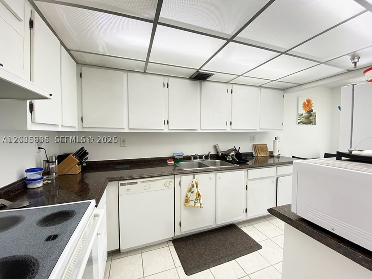 WINSTON TOWERS 700 CONDO - Residential Lease