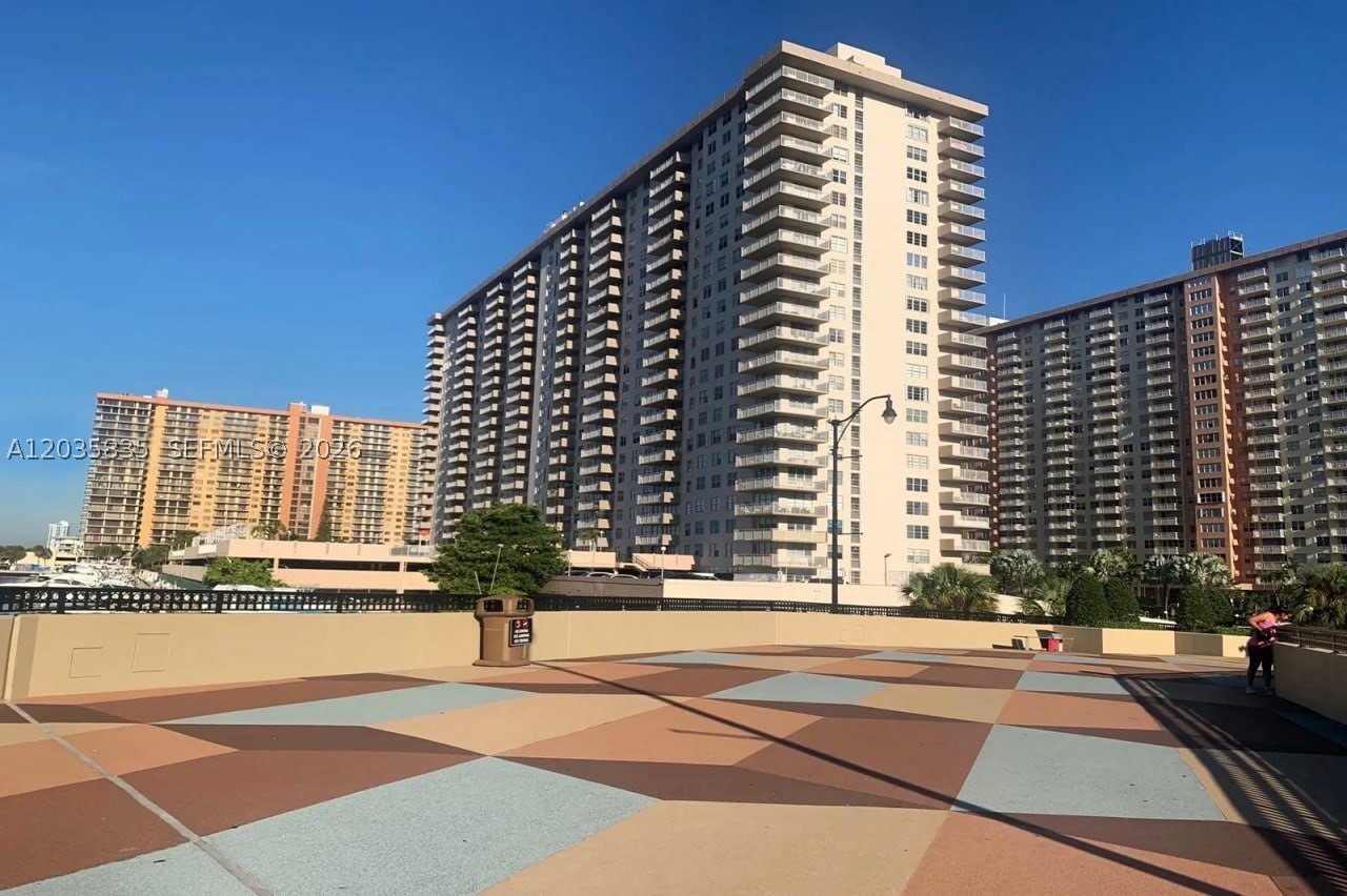 WINSTON TOWERS 700 CONDO - Residential Lease