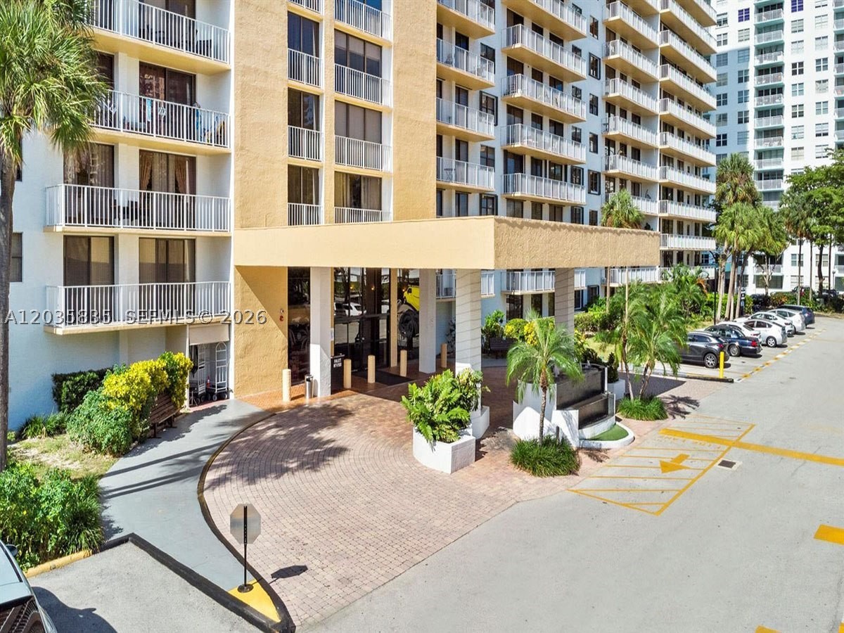 WINSTON TOWERS 700 CONDO - Residential Lease