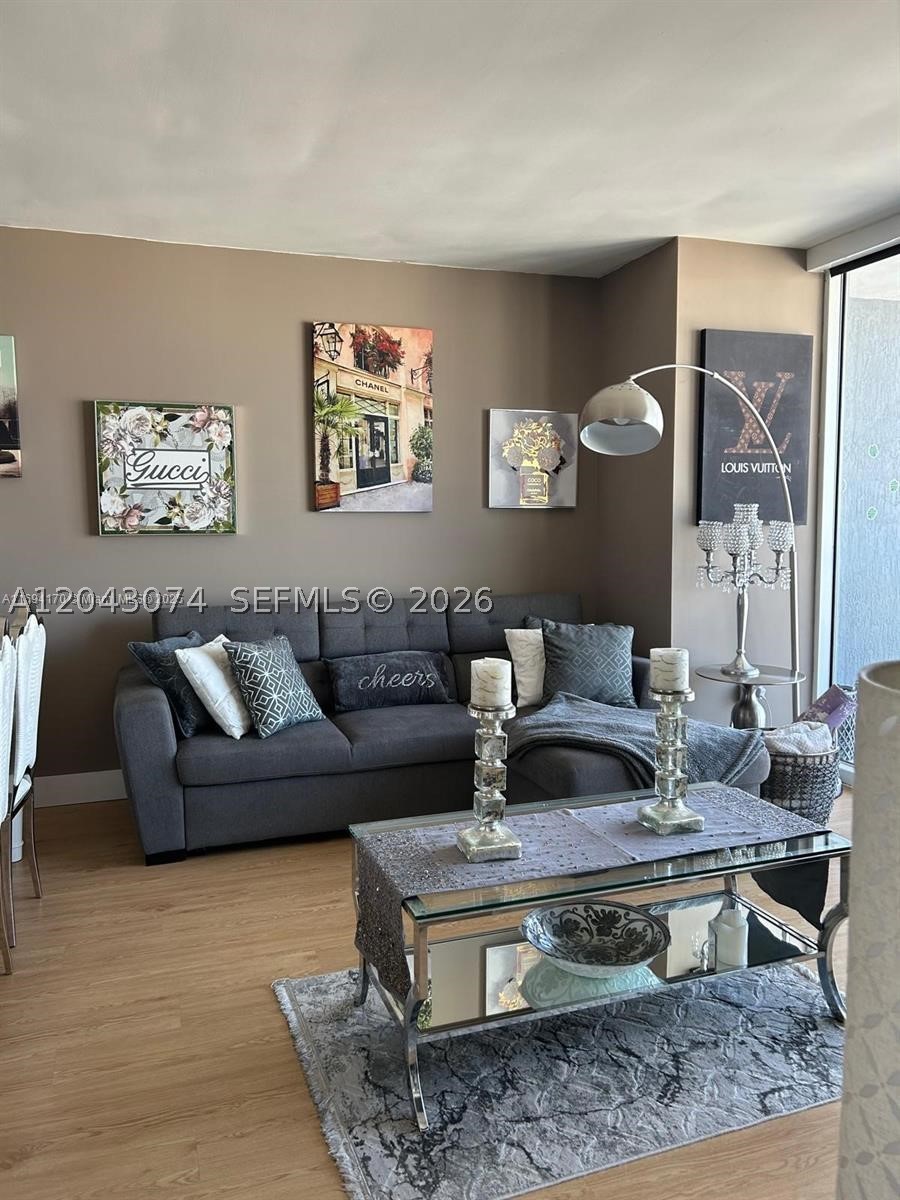 Beautiful high-floor 1-bedroom apartment with a den in the best location in downtown Miami. Fully furnished with modern white furniture, a granite kitchen countertop, and stunning views from the 46th floor. Enjoy top-notch amenities, including 24-hour concierge and security, 24-hour valet parking, a business center, a club lounge, an elevator, a trash chute, a swimming pool, a heated pool, a sauna, a spa/jacuzzi, and a fitness center.**Min 3 months**