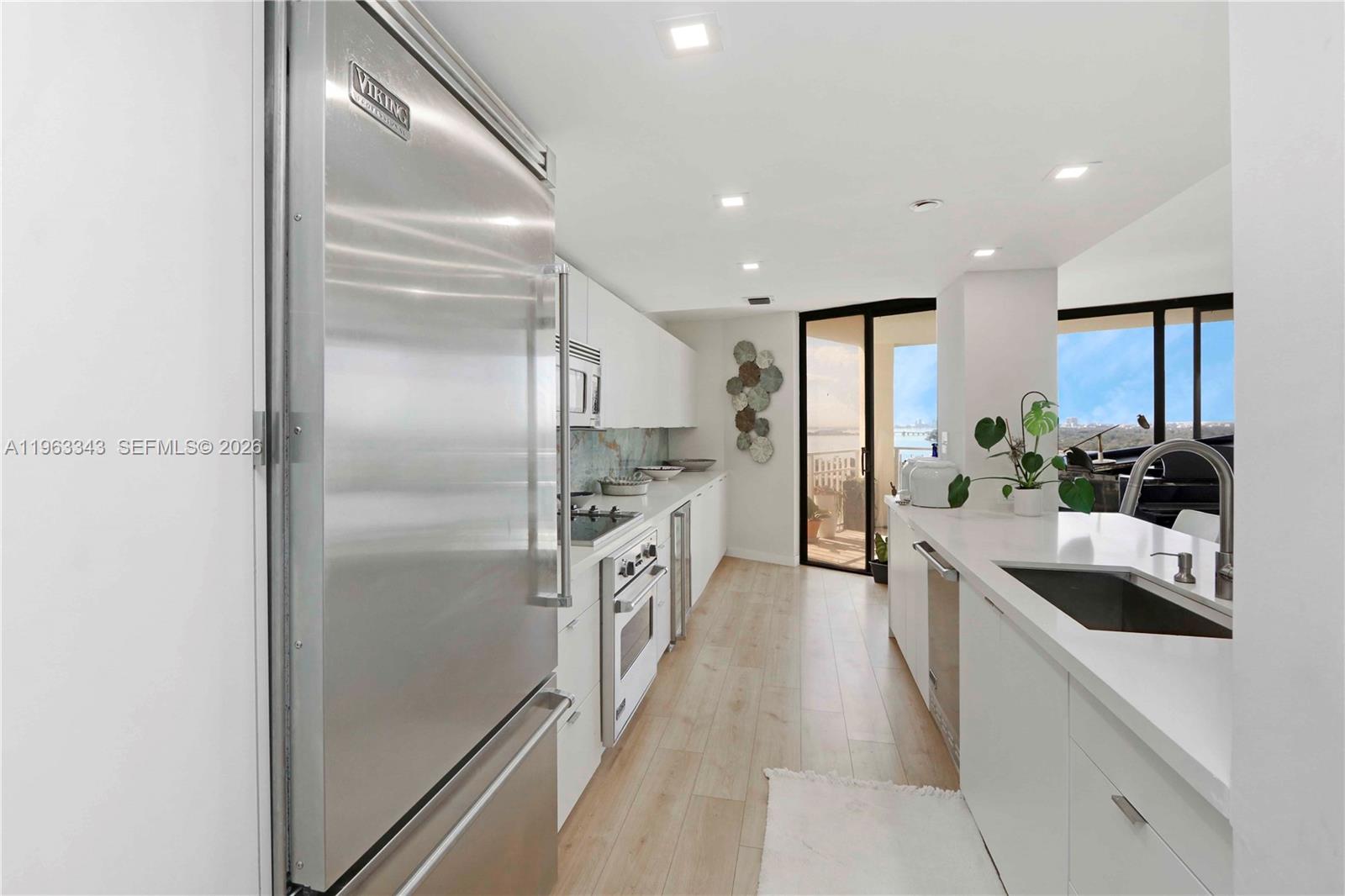 TOWERS OF QUAYSIDE CONDO - Residential
