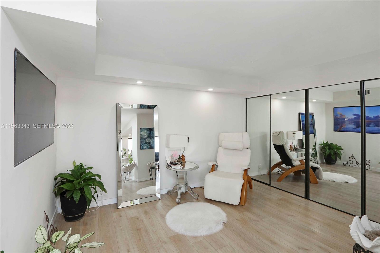 TOWERS OF QUAYSIDE CONDO - Residential