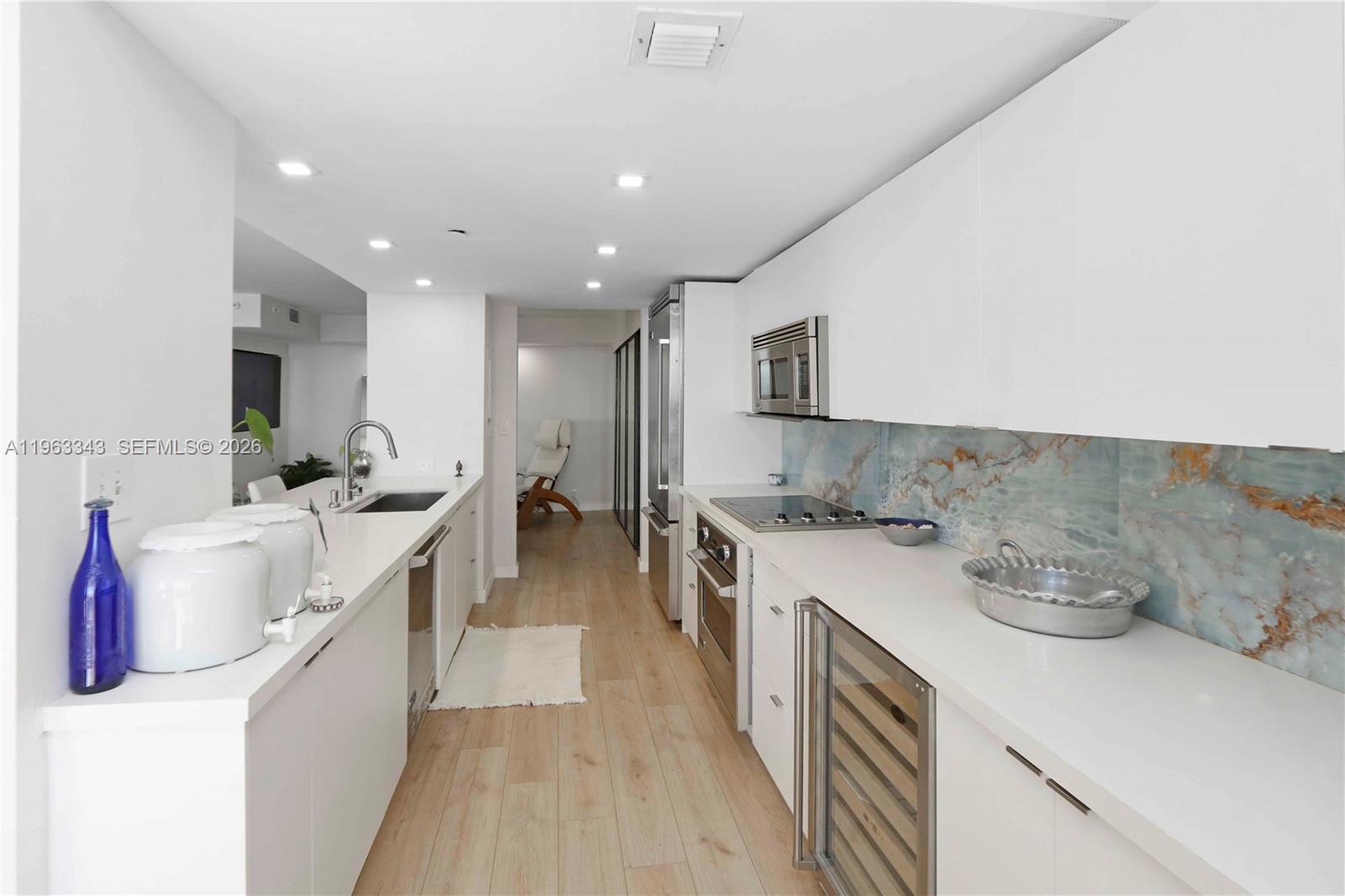 TOWERS OF QUAYSIDE CONDO - Residential