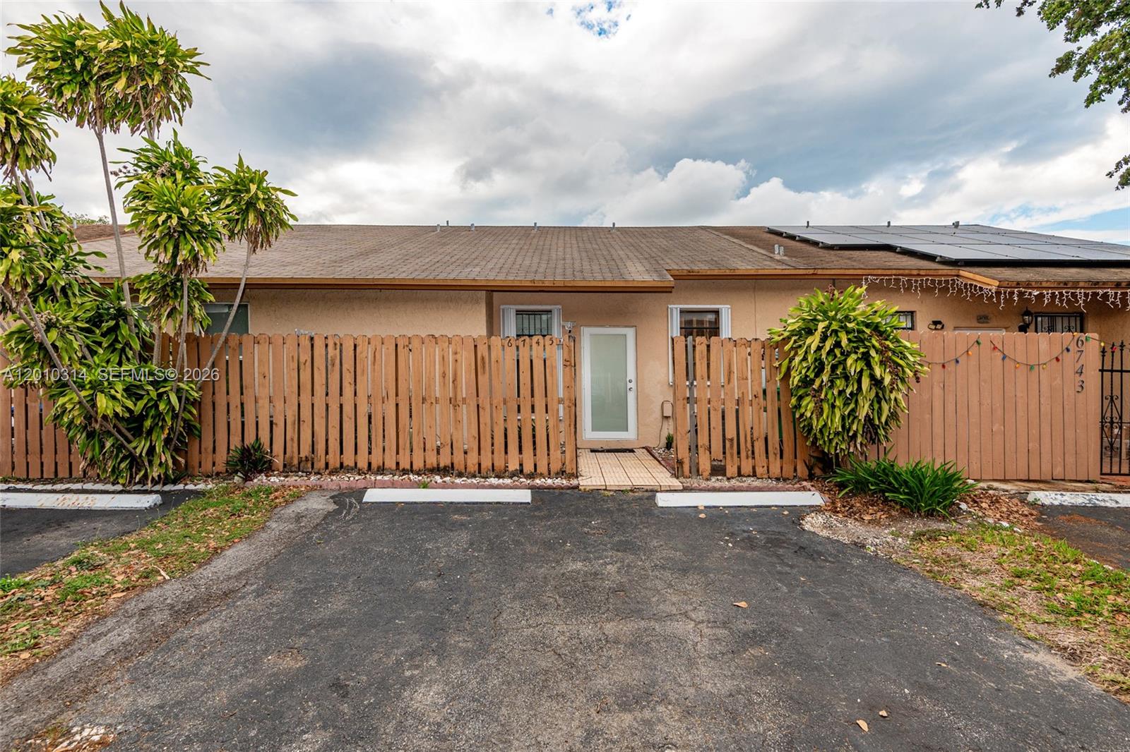 COUNTRY LAKE MANORS TOWNH - Residential