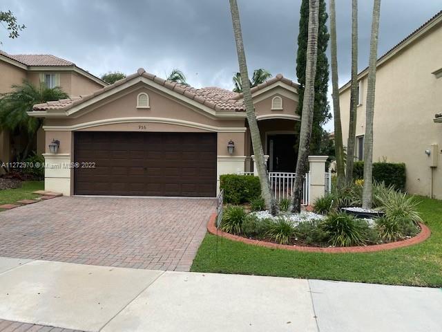 Beautiful house for rent in the best urbanization of Weston (savanna) has 3 bedrooms and two rooms, a large living room and dining room, a comfortable kitchen, two covered parking spaces and two outside, the house has a comfortable patio for grilling and a beautiful view of the lake. The house has a privileged location, close to the best schools, restaurants, and supermarkets.