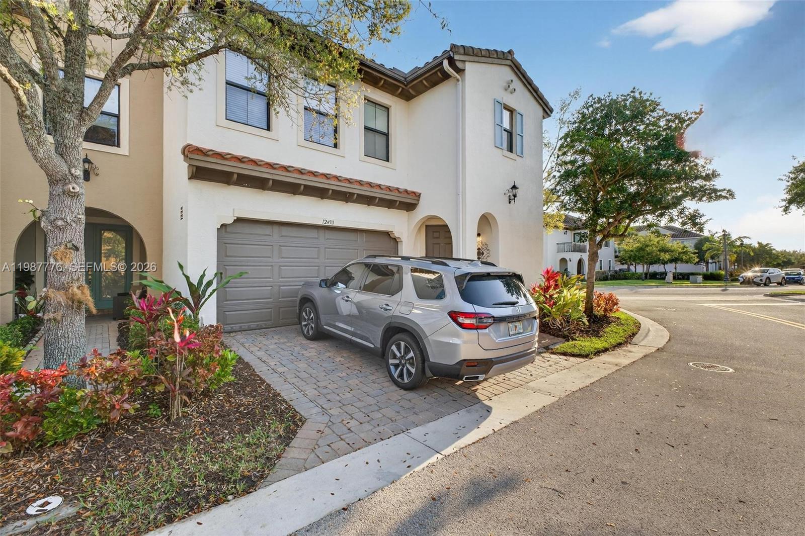 SAWGRASS LAKES - Residential